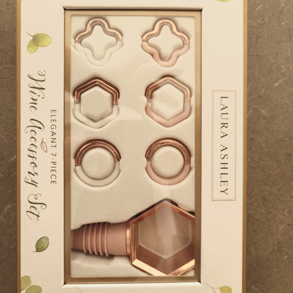 Laura Ashley elegant 7 piece wine accessory kit